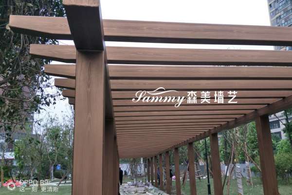 成都新都區(qū)桂湖鎮(zhèn)海倫國際廣場(chǎng)鋼構(gòu)廊架仿木紋
