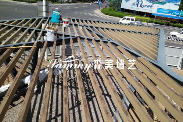 青島膠州市時(shí)代國際中心鋼構(gòu)造型廊架木紋漆施