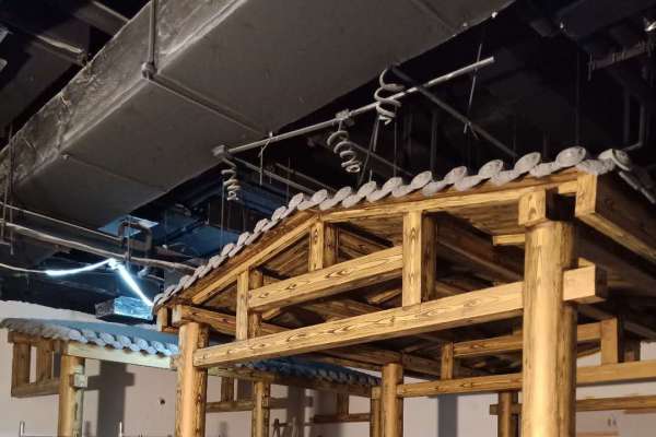 河南商丘北海路萬達(dá)室內(nèi)餐廳鍍鋅圓管仿木紋漆