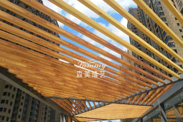 河南信陽(yáng)平橋區(qū)東方今典中央城鋼構(gòu)仿木紋施工