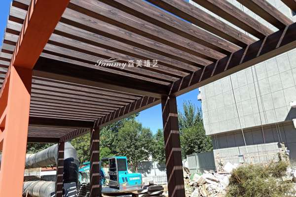 山西經(jīng)濟(jì)管理干部學(xué)院鋼構(gòu)廊架仿木紋漆施工